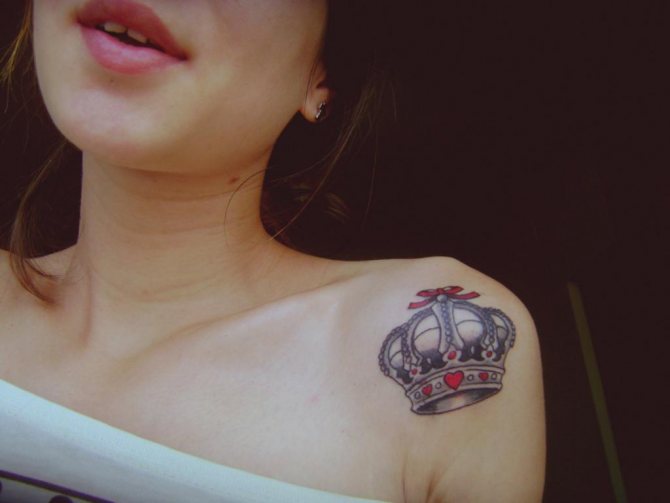 Tatouage sur l'épaule gauche d'une femme