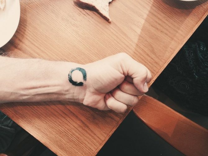 Tatouage sur le poignet gauche pour un homme