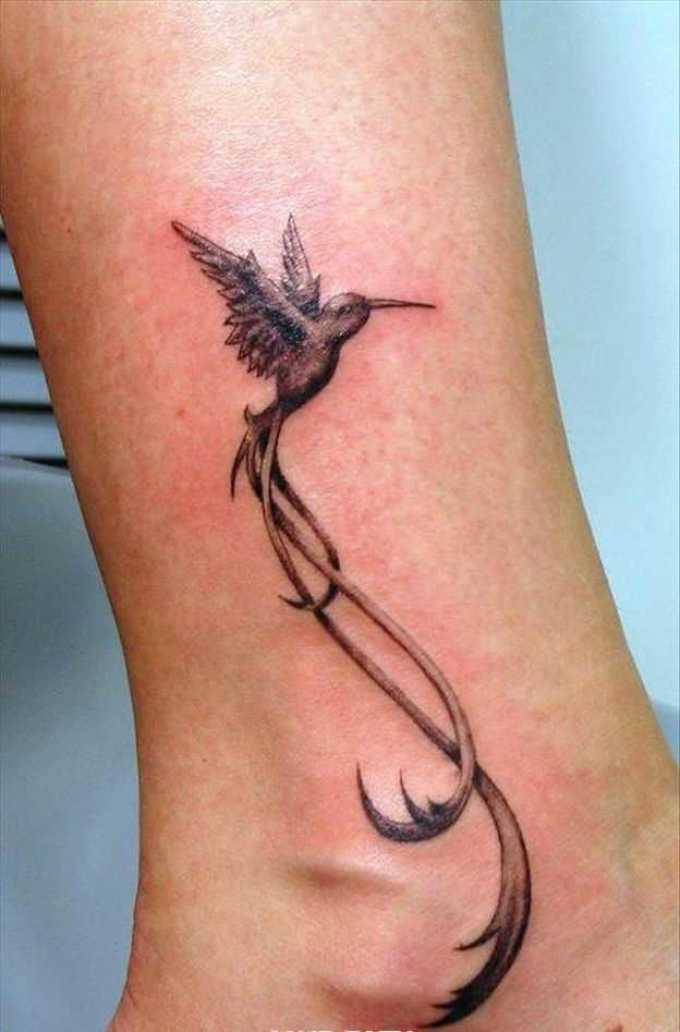 Tatouage de cheville en forme de colibri