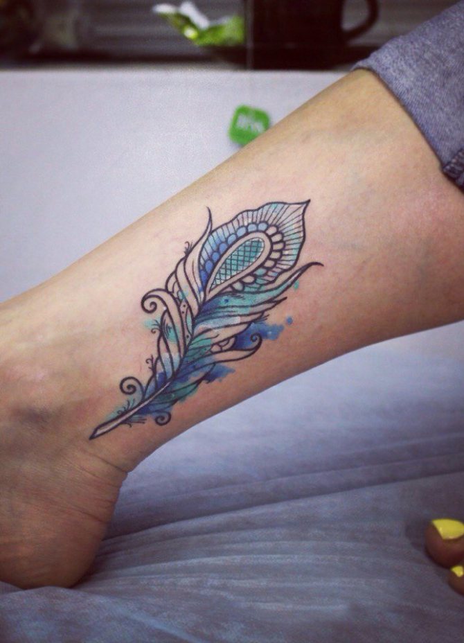 Tatouage d'une plume de paon sur la cheville