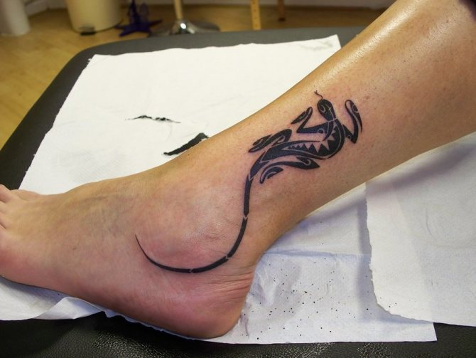 Tatouage de salamandre à la cheville