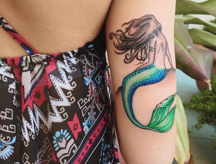 Tatouage sur le coude d'une fille