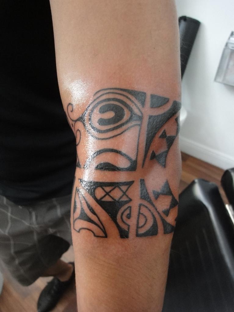 Tatouage sur le coude d'un homme