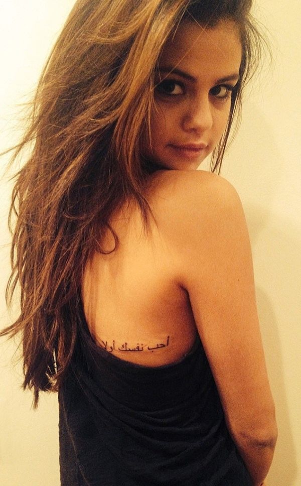 Tatouage sur l'omoplate, une inscription de Selena Gomez