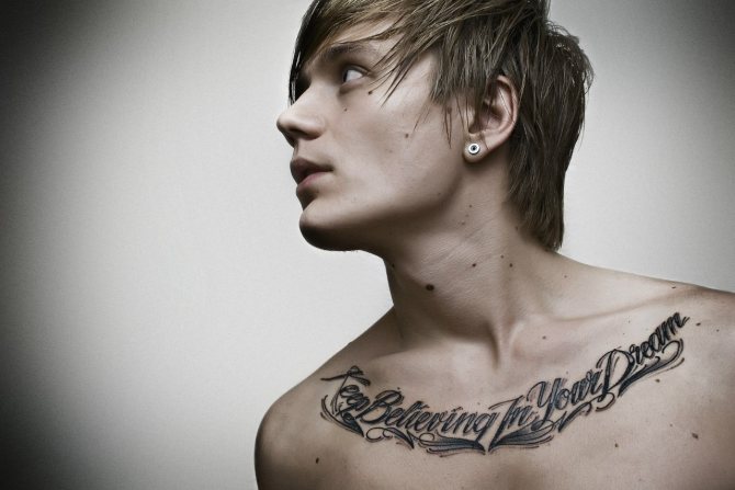 Tatouage sur les clavicules masculines