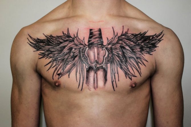 Tatouage sur la poitrine d'un homme
