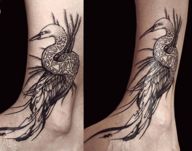 Tatouage sur la cheville d'un homme en forme de grue