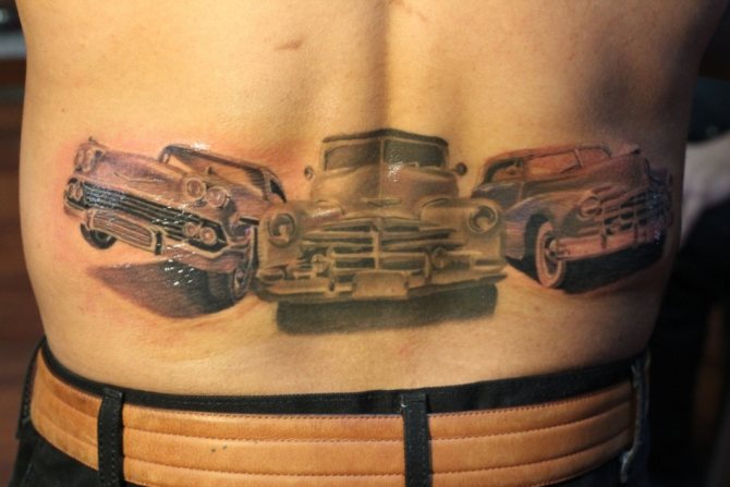 Tatouage du bas du dos d'un homme en forme de voiture