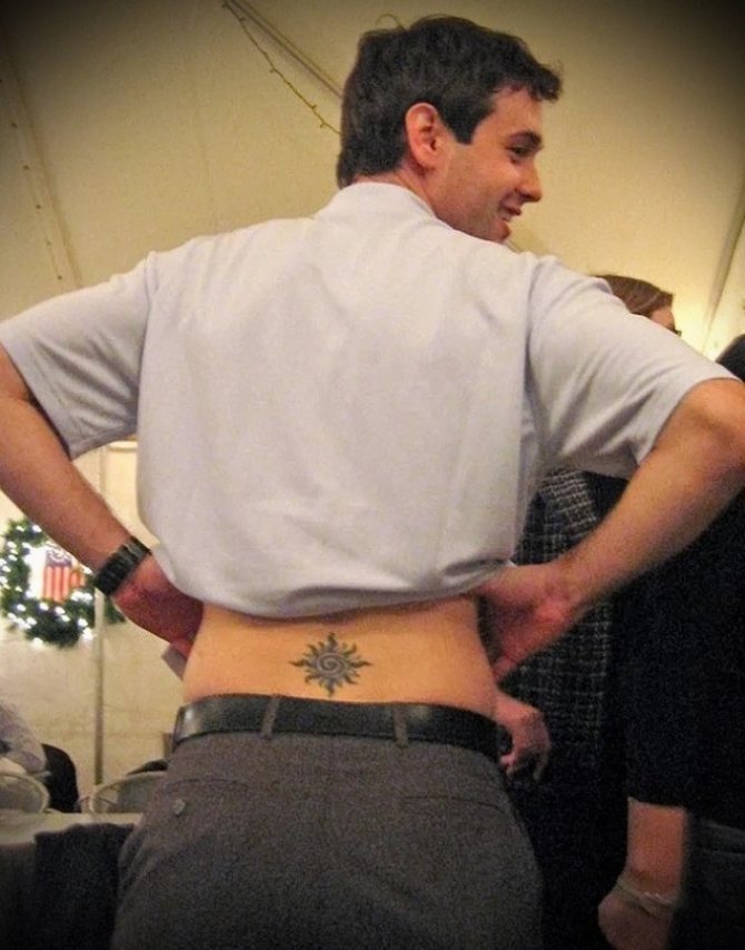 Tatouage sur la taille d'un homme