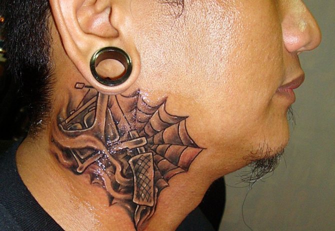 Tatouage sur le cou d'un homme