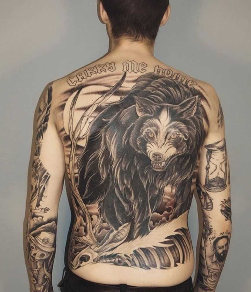 Tatouage sur le dos d'un homme
