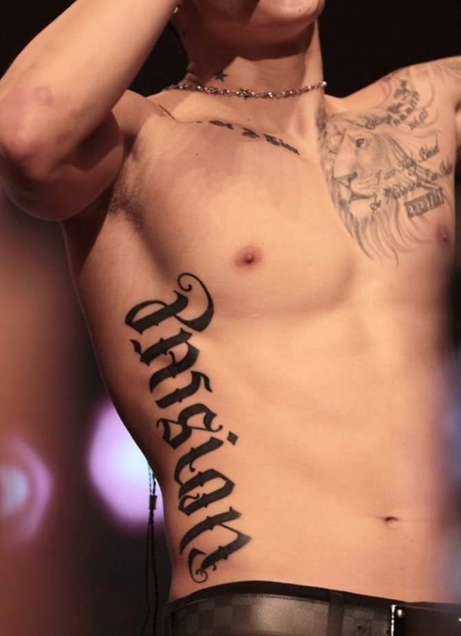 Tatouage sur le côté masculin comme écriture