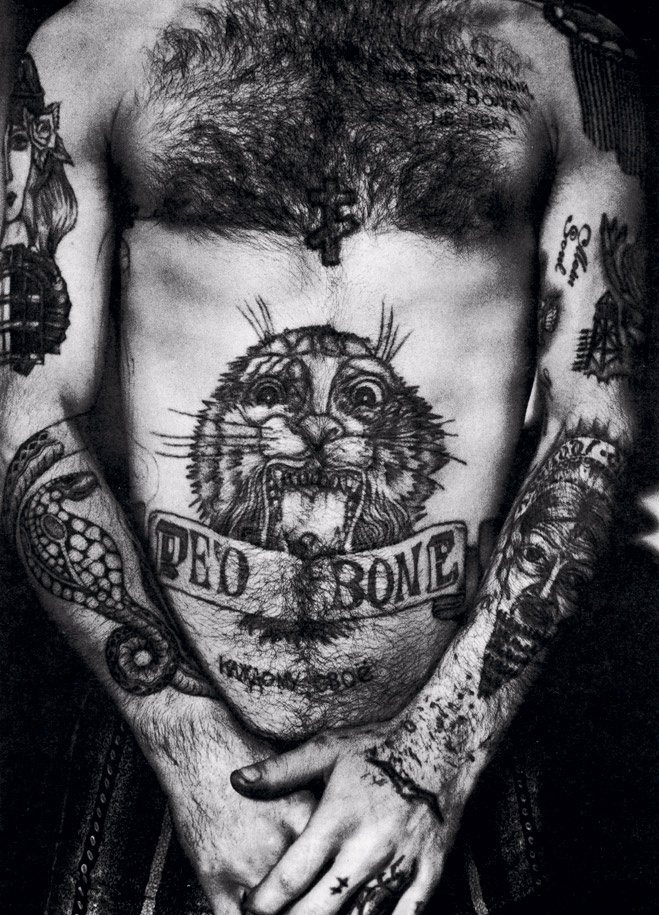 Tatouage d'un tigre sur le ventre d'un homme