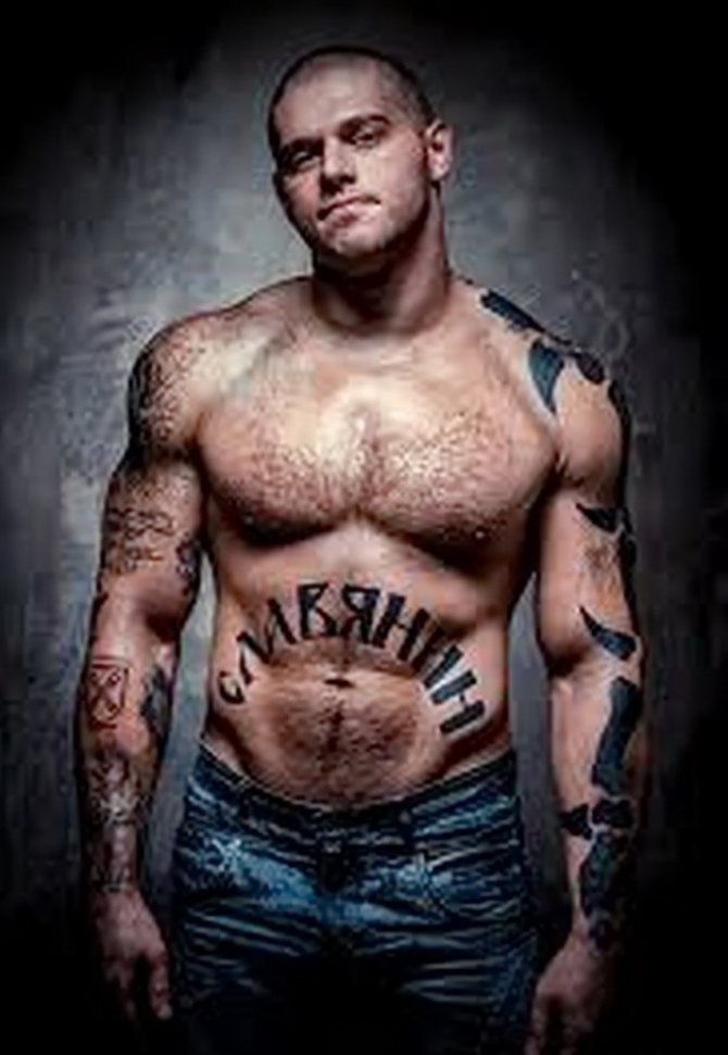 Tatouage sur le ventre d'un homme