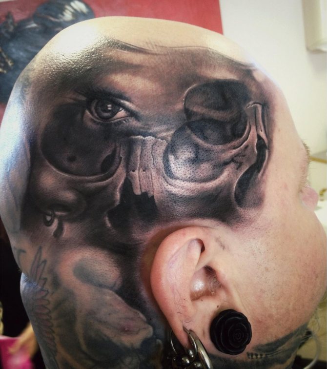 Tatouage sur la tête d'un homme