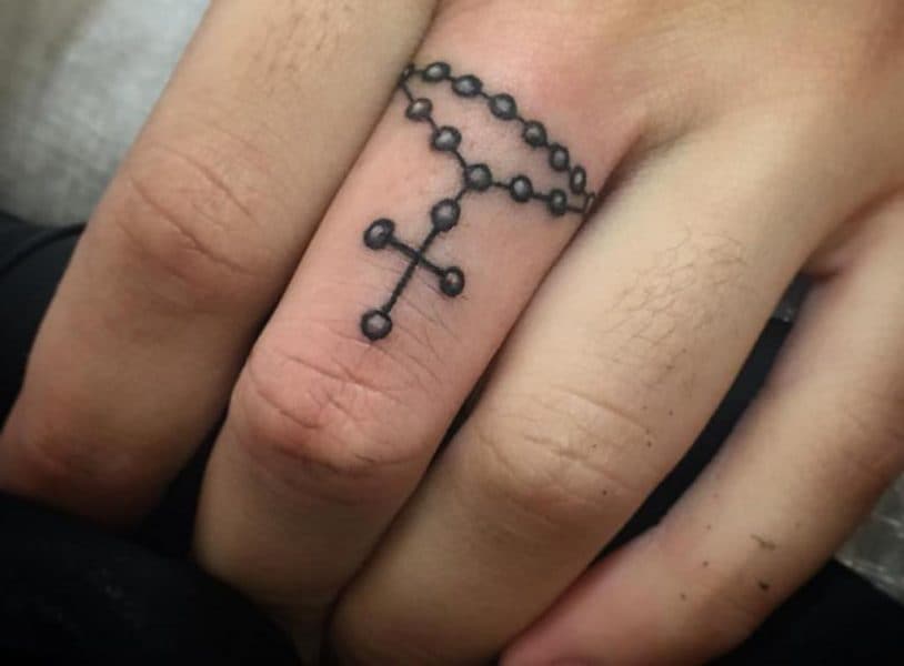 Tatouage sur son doigt