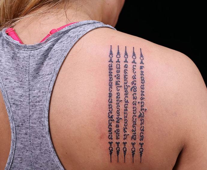 Tatouage sur l'épaule d'une fille