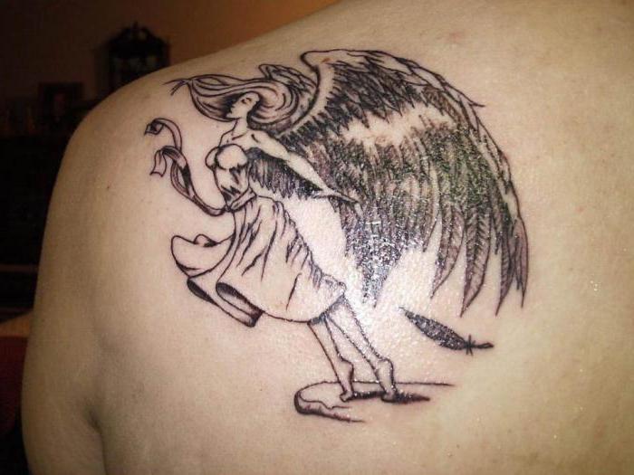 Tatouage d'un ange gardien sur l'épaule