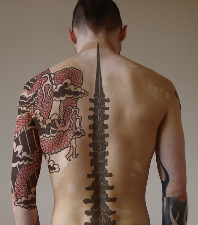 Tatouage sur la colonne vertébrale d'un homme