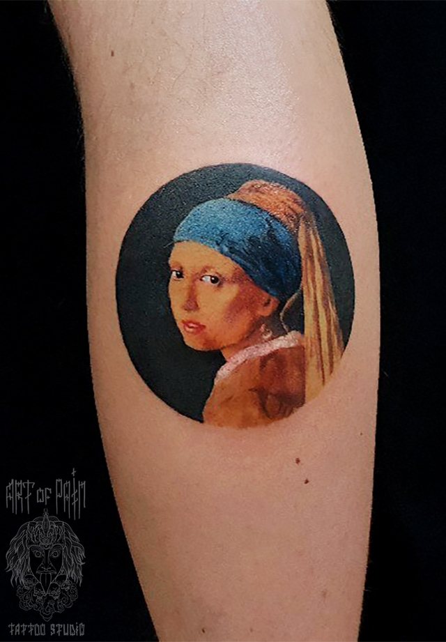Tatouage de main : fille avec une boucle d'oreille en perle