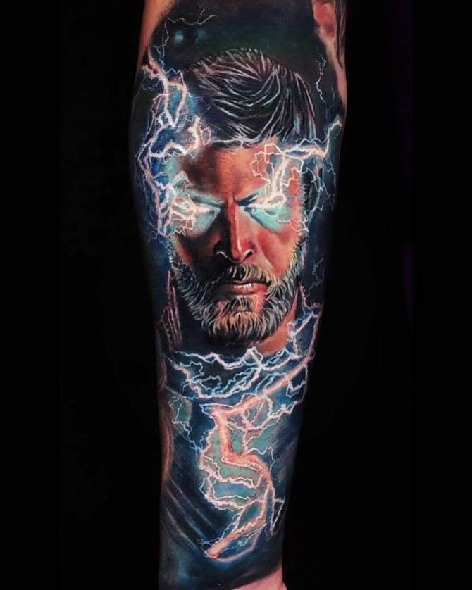 Tatouage de Thor et de la foudre sur le bras