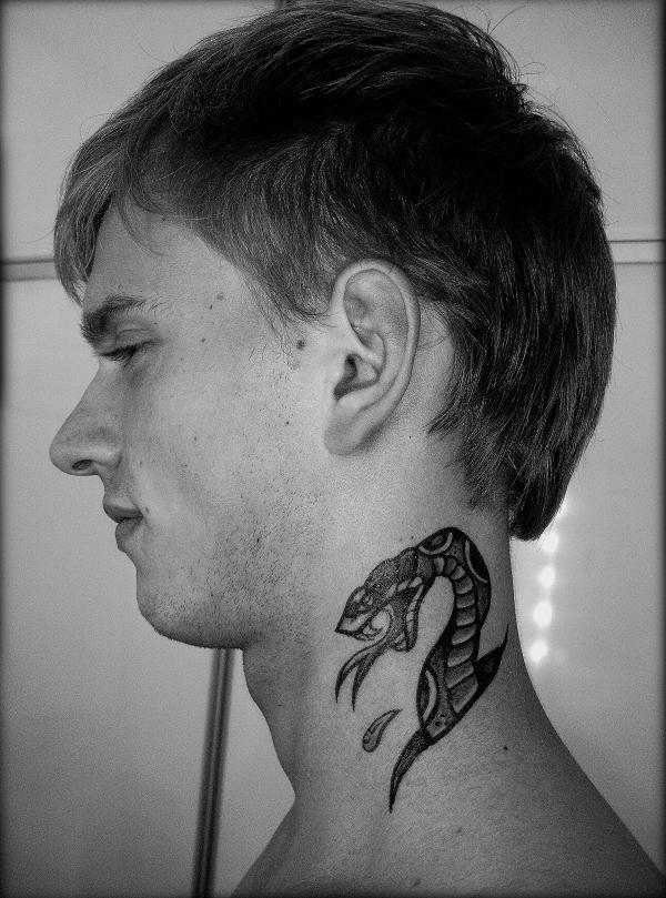 Tatouage de cou de serpent pour l'amélioration de la condition masculine