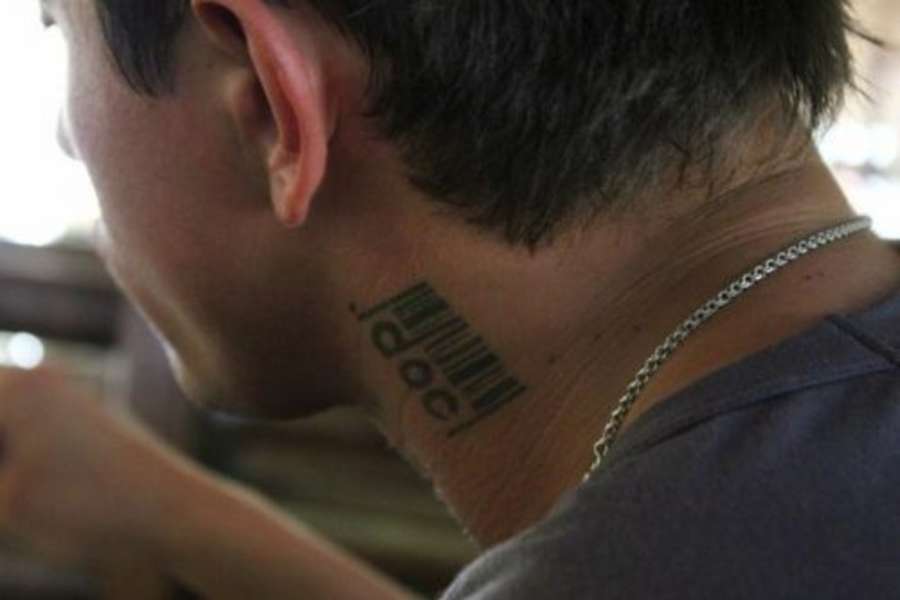 Tatouage sur le cou d'un homme sous la forme d'un code-barres