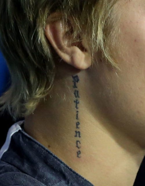 Tatouage sur le cou