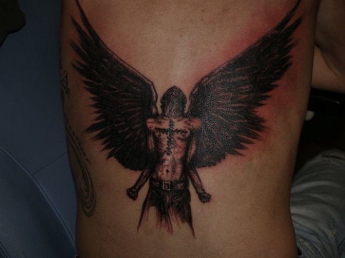 Tatouage d'un ange déchu sur le dos d'un homme