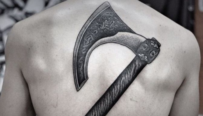 Tatouage sur le dos Hache de Perun
