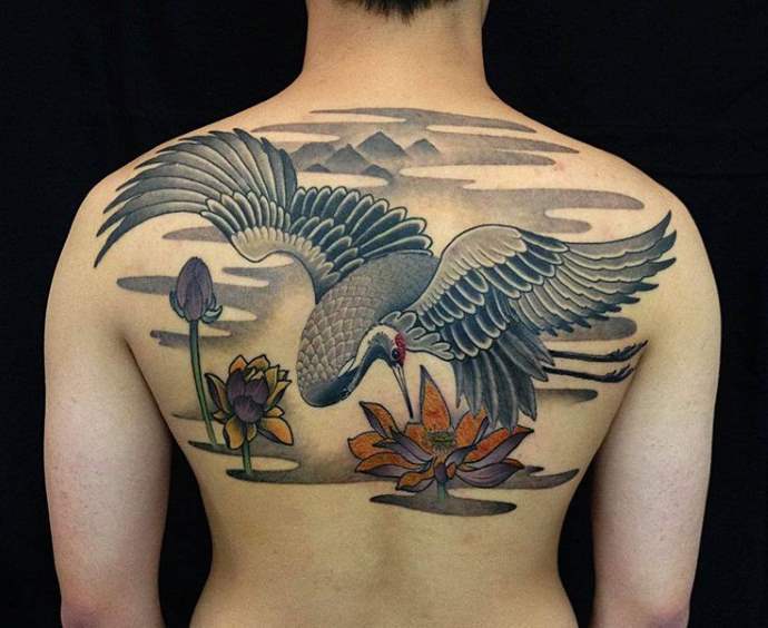 Tatouage sur le dos d'une femme - grue