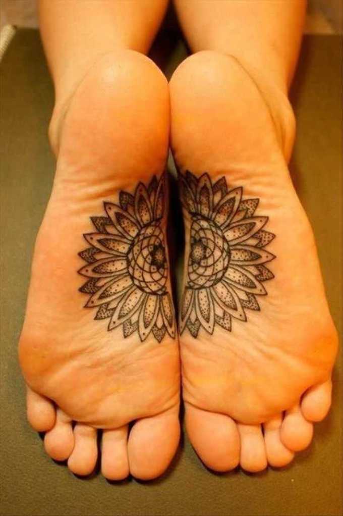 Tatouage sur le pied en forme de motif indien