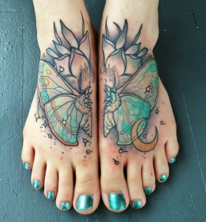 Tatouage sur le pied en forme de papillon de nuit