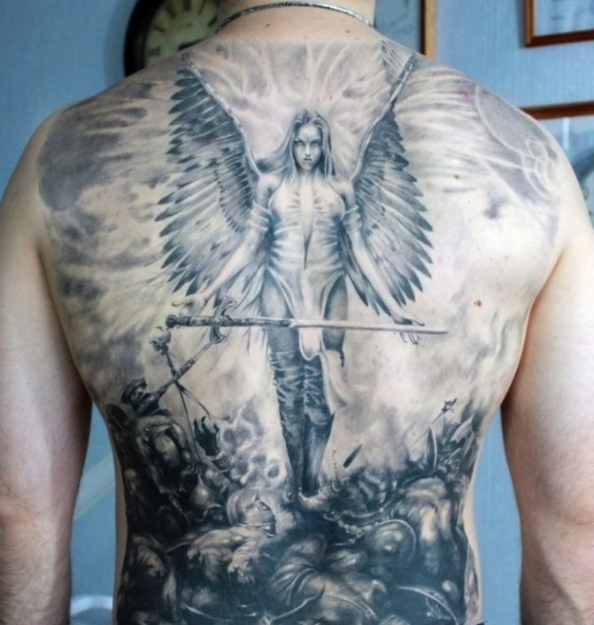 Tatouage de Valkyrie sur le dos d'un homme