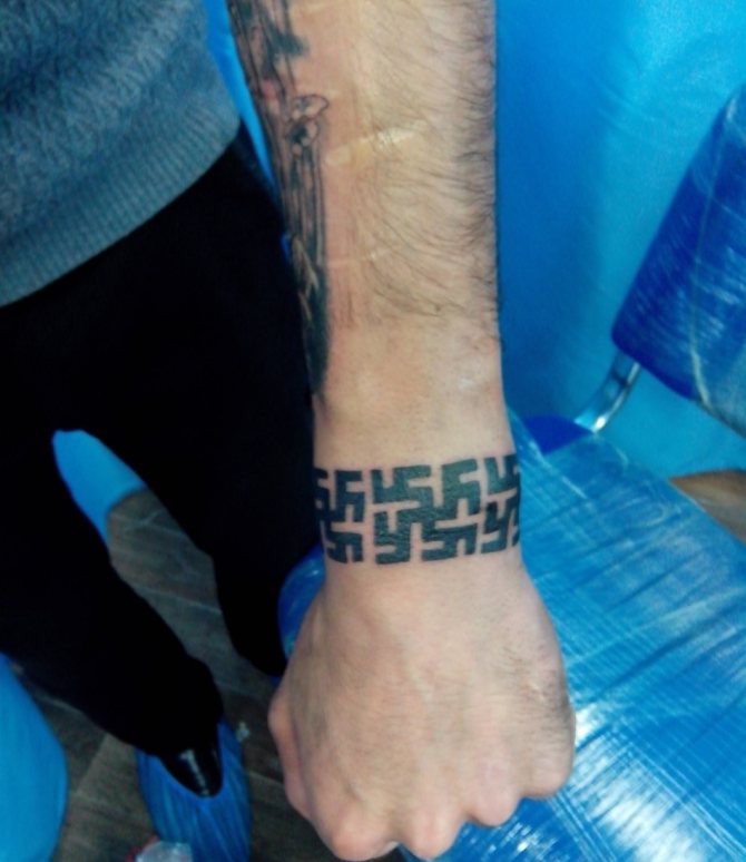 Tatouage de plumes au poignet