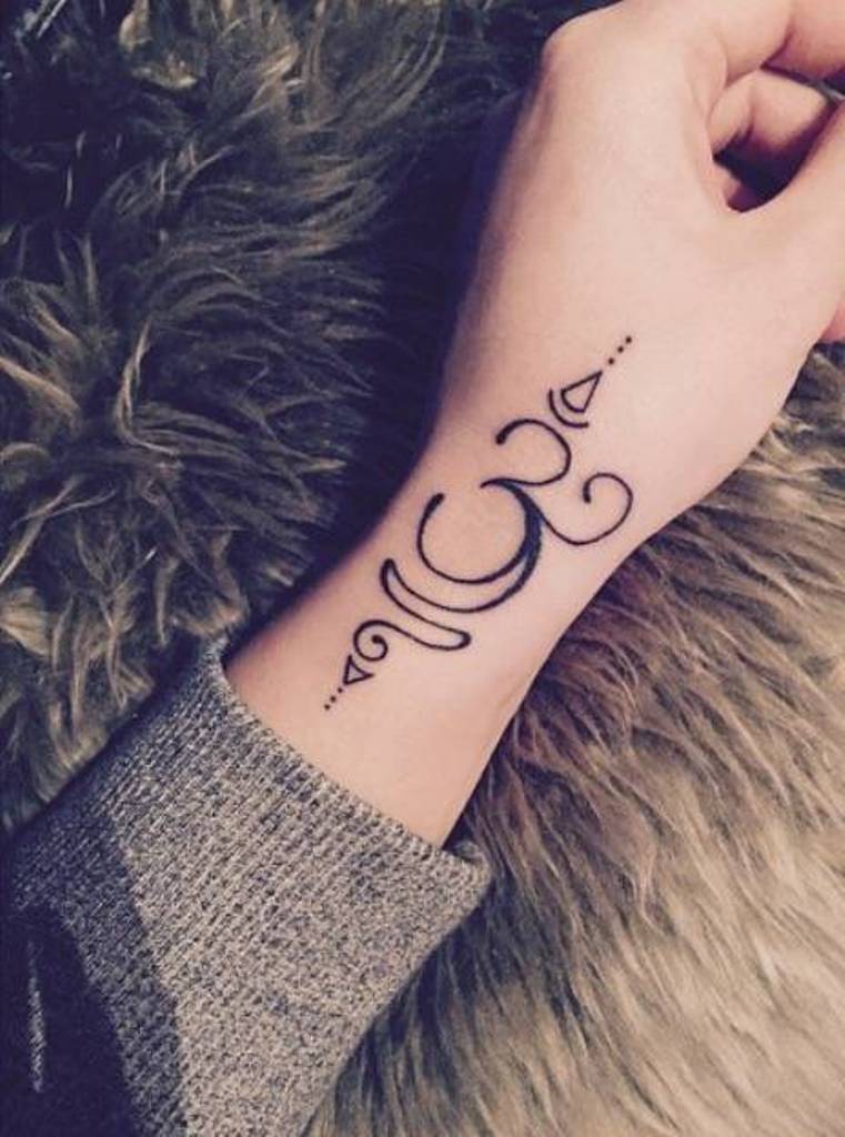 Tatouage sur le poignet d'une femme