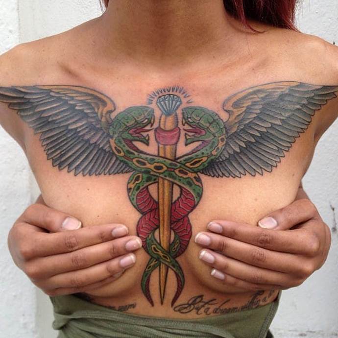 Tatouage sur la poitrine d'une femme