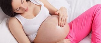 Un tatouage sur le ventre pour les filles après l'accouchement pour cacher les vergetures. Avantages et inconvénients