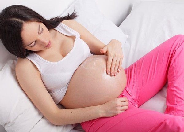 Tatouage sur l'abdomen pour les jeunes filles après l'accouchement pour cacher les vergetures. Avantages et inconvénients