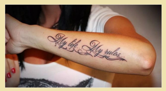 Tatouage sur la main : ma famille est ma richesse