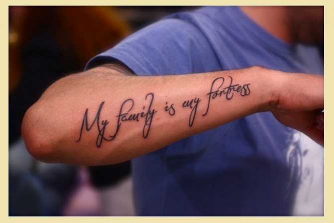 Tatouage de main : La famille est mon château