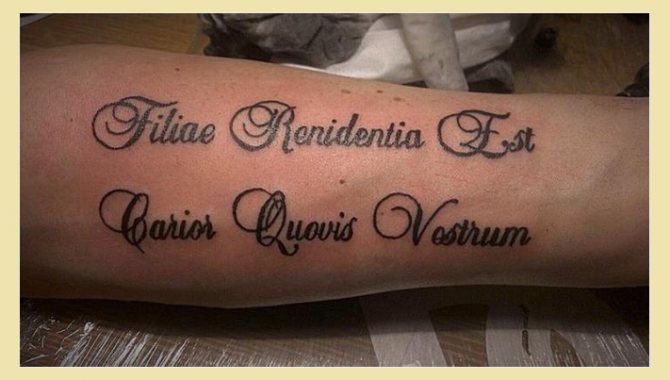 Tatouage de main : le sourire d'une fille est plus grand que n'importe lequel d'entre vous