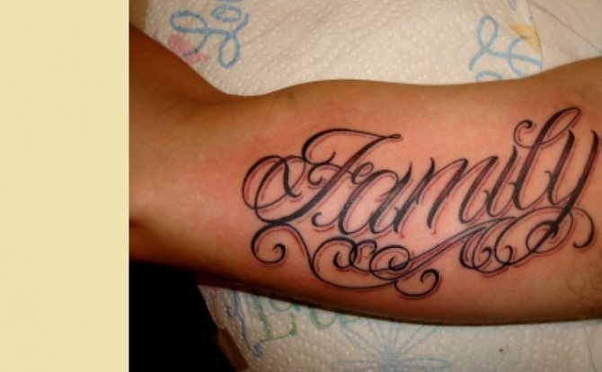 Tatouage : inscription sur le bras