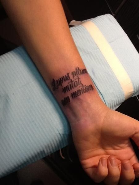 Le tatouage du poignet de Maxim