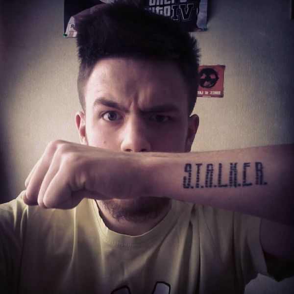 Tatouage de harceleur sur le bras d'un homme