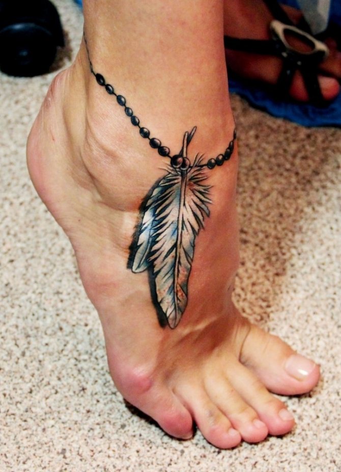 Amulette de tatouage en forme de plume.