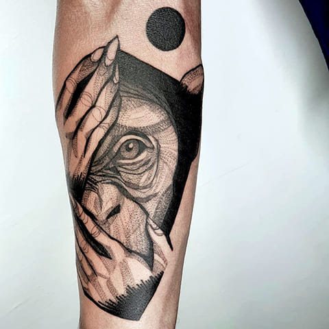 Tatouage de singe sur l'avant-bras