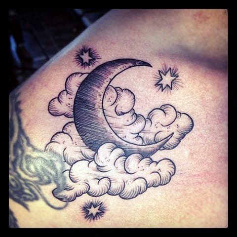 Tatouage des nuages et des mois