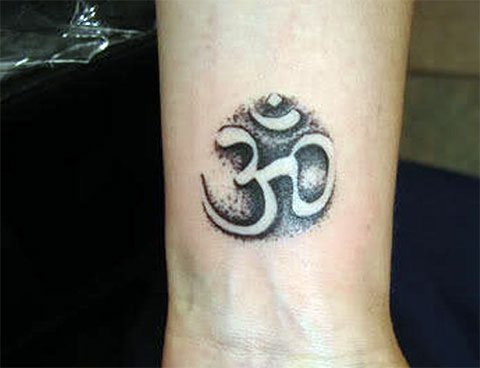 Tatouage Om sur le poignet