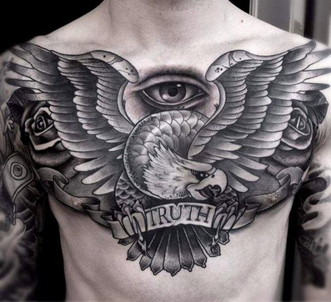 Tatouage d'aigle sur la poitrine d'un homme